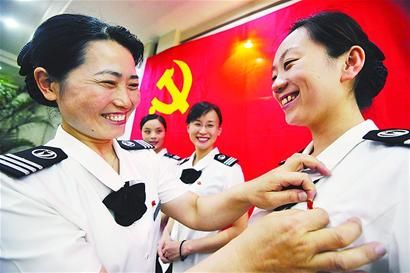 佩戴党徽 向党宣誓