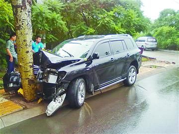 下雨路滑,越野车一头撞树上