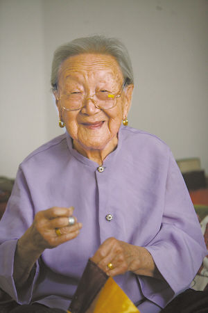 石家庄百岁老太每天千步走 爱玩麻将会算牌