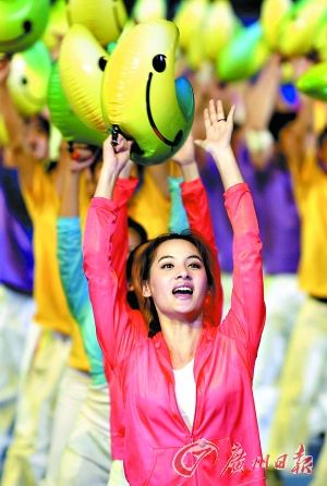 大学生演员手持大运会吉祥物uu在表演.