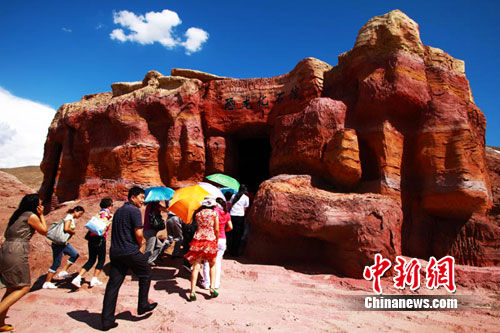 新疆奇台恐龙沟化石奇观吸引诸多游客参观