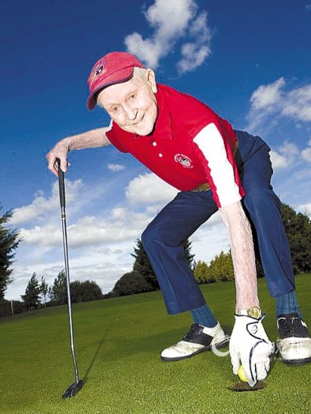 英国百岁老人打高尔夫庆生