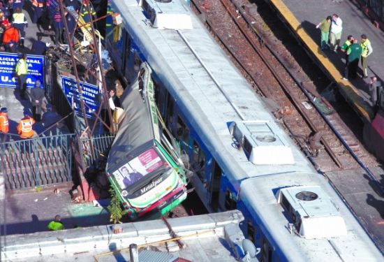 列車撞扁公交車 阿根廷百人受傷