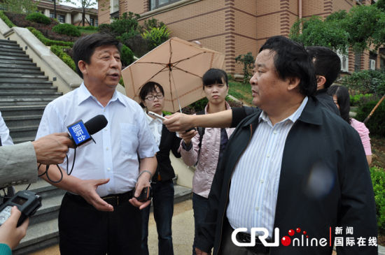 中国国际广播电台副台长,大连行采访团团长王明华带头深入基层采访