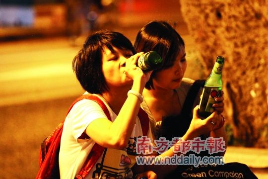 在静与影中等来的,也许是仰头喝酒的年轻女子,也许是动情演唱的年轻