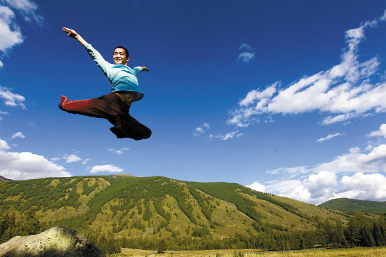 > 正文   青年舞蹈家张志总是不停地跳跃,他说,他要融入新疆的蓝天里