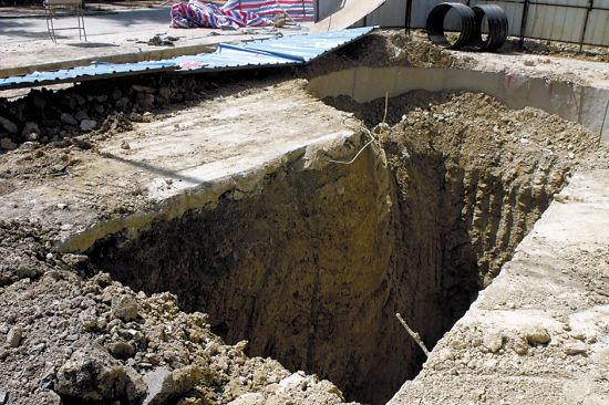 工地坍塌工人被埋五米坑底