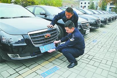 并现场拿到车牌,挂上牌照的新闻采访车可以上路行驶了