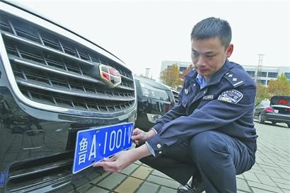 牌号为鲁a1001v的车牌,顺利地挂在了一辆济南日报帝豪ec8新闻采访车上