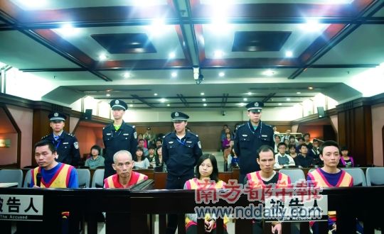 钟文仲当庭认罪求轻判