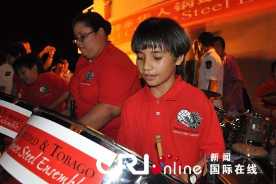 特立尼达和多巴哥华人钢鼓乐队慰问和平方舟官兵