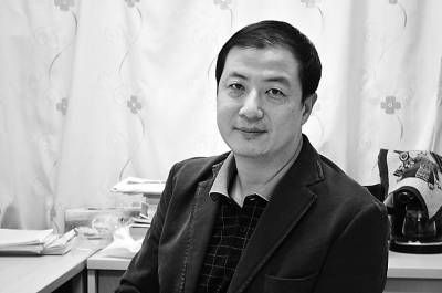 一小时后,胡邓送她出来,她笑眯眯地道谢,显得十分乖巧.