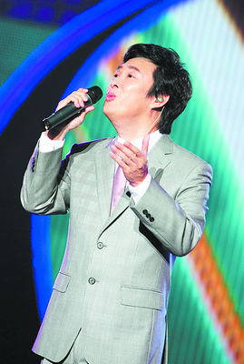 本报讯(记者桑琴)几杯白水,一套深色西装,45度仰头……费玉清的演唱会