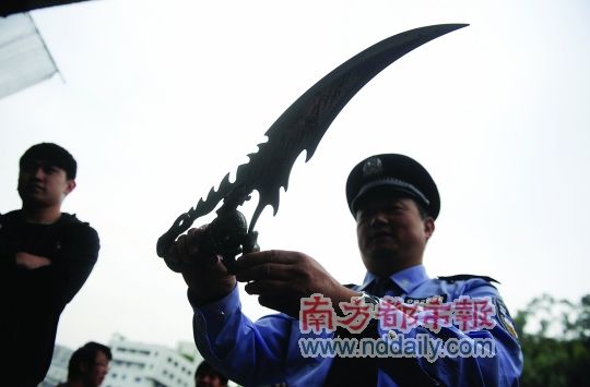 小巧的弹簧刀,精美的康巴藏刀,彪悍的大砍刀,全被冲轧成块重新回炉.