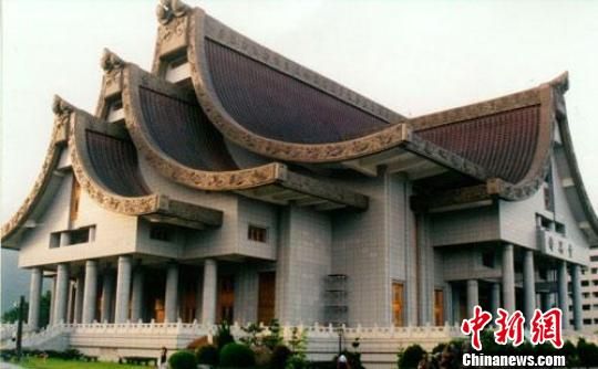 静思堂的三迭人字梁取"三人成众"之意,注入佛家思想.张慧绮 摄