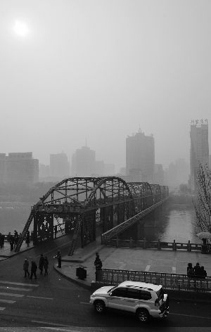 灰雾罩城 昨日兰州轻微污染 可吸入颗粒物等三项污染物浓度均值有所