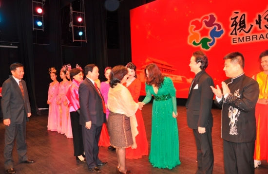 > 正文   歌唱演员陈小涛,李美怡演唱《红旗飘扬》   中新网2月10日电