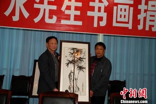 > 正文刘水先生80岁高龄创作的书画精品《高风亮节》 刘勇 摄   中新