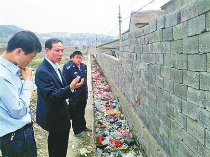 修管道补断口,太烂了就铺新的查源头清河道,让污水进厂处理