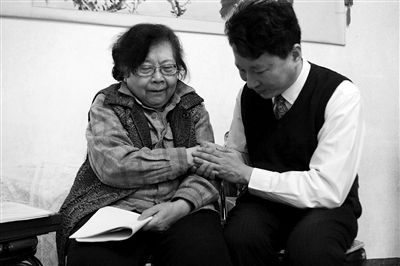 昨日,旅日作家萨苏带着从日本找到的历史资料看望赵登禹将军的女儿