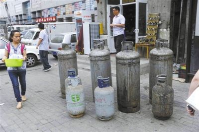 昨日下午,志新路,发生爆燃事故的餐馆门前放着多个煤气罐.
