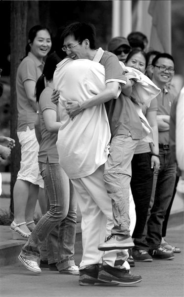 炽热相拥③在人大附中考点门口,师生热情相拥.