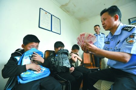 小学生拿走父母万元邀两同学逃学到主城