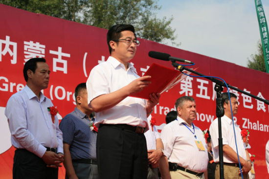 图为内蒙古扎兰屯市委书记任宇江致欢迎辞.