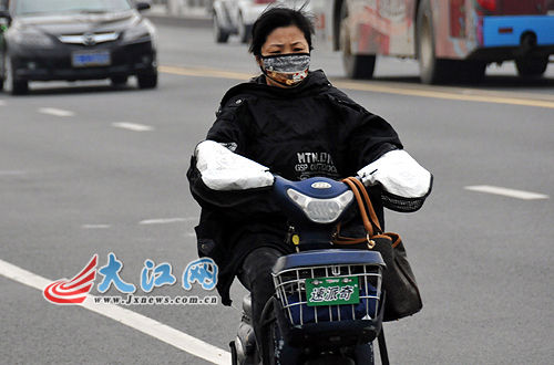 大江網訊 記者 時雨攝影報道:天氣越來越冷,不少騎電動車的市民會