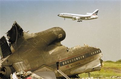 1985年8月3日,美国达美航空191航班失事一天后的现场