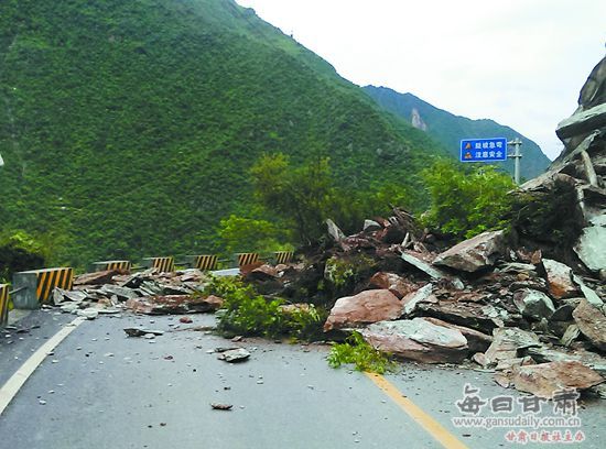 国道212线文县段中断140名游客被困