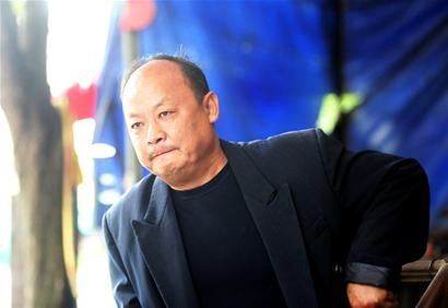 前晚,闫小飞的父亲闫学从喀什回到成都,母亲冯典顺则还留在喀什处理