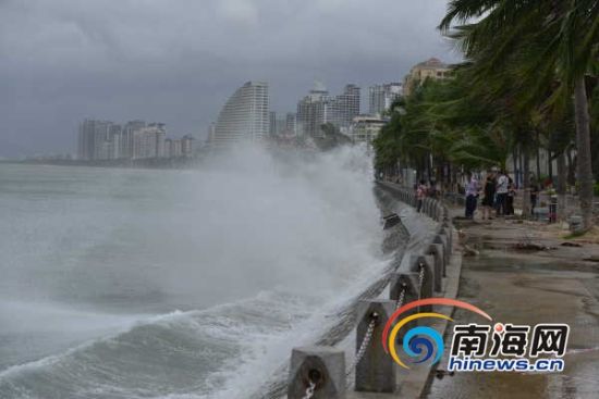 颱風蝴蝶擦過海南南部三亞灣掀起狂風巨浪