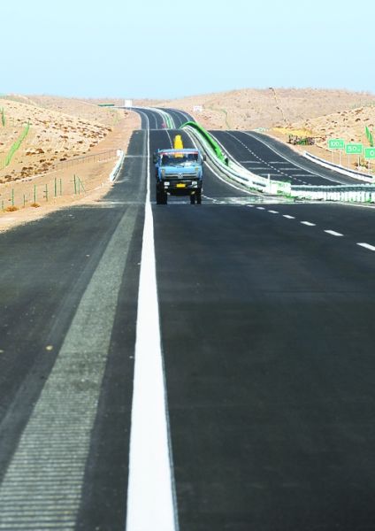 10月20日,由中铁二十局集团承建的新疆首条沙漠高速公路——g216线