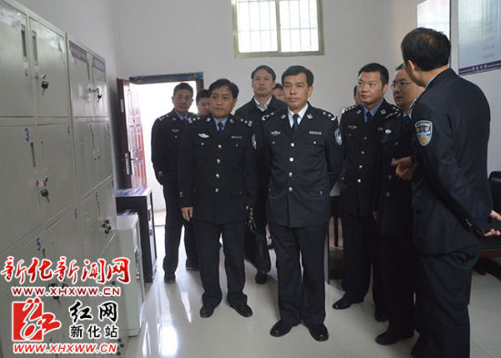 省公安厅副厅长杨琪君来新化检查指导规范执法工作