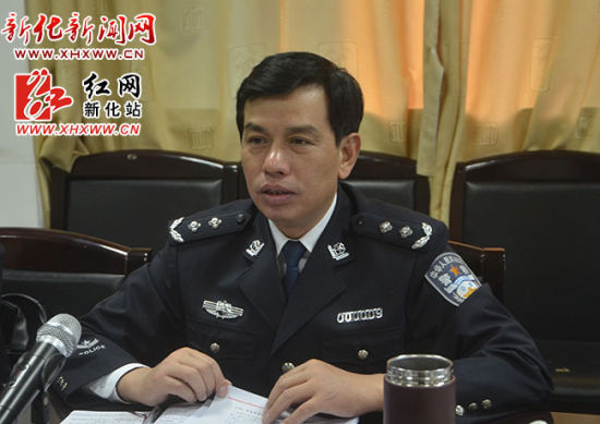 省公安厅副厅长杨琪君来新化检查指导规范执法工作