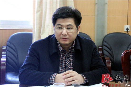听取"优环境,提效能,促升级"活动情况汇报与企业负责人交谈县委副书记