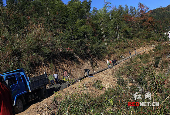 宁乡黄鹤村200多万硬化村组公路解决群众出行难题