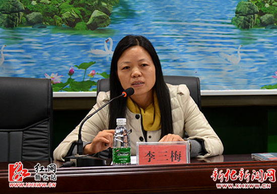 新化县委宣传部讲师团主任李三梅正在宣讲十八届三中全会精神罗晖表示