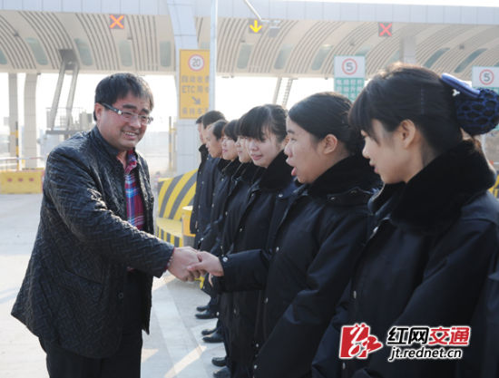 上午,湖南省交通运输厅党组成员,副厅长董清云代表省交通运输厅来到垄