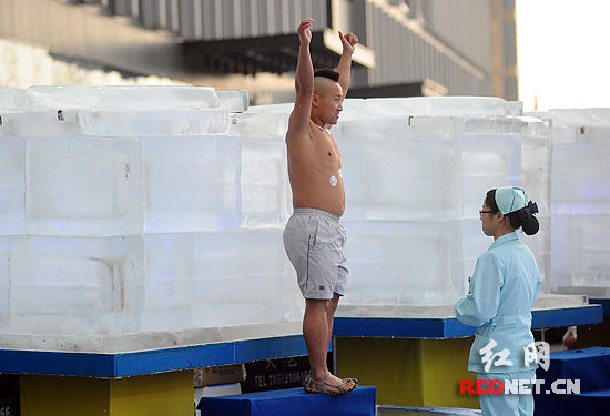 湘江边冰封活人48小时湘西小伙挑战极寒