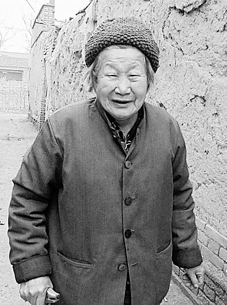 照片上这位精神矍铄的老太叫张贵兰,家住沧州市青县新兴镇周庄子村,现