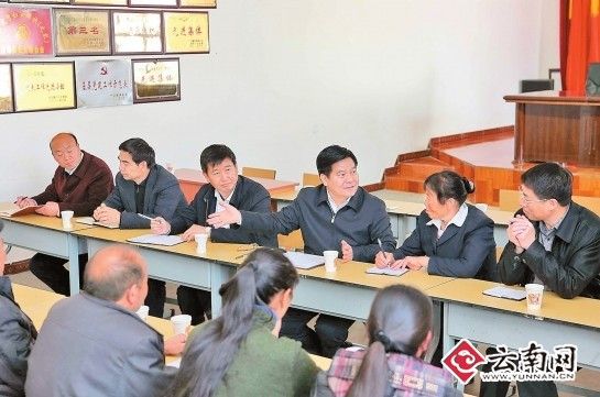 2月25日,李纪恒在会泽县迤车镇索桥社区居委会与基层干部群众