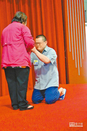 台受刑人找到失联妈妈 跪求原谅:妈!对不起!