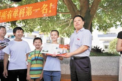 1的录取通知书送到了丰都中学考生曾欢的手里.