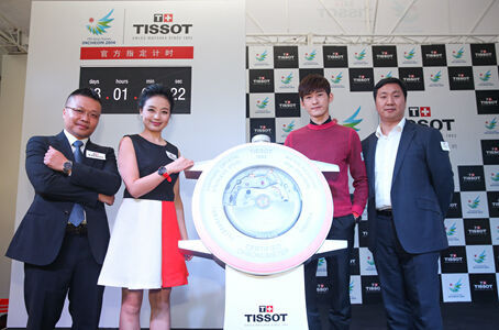 启动亚运倒计时钟从左自右:北京超金达钟表有限公司总经理吴聪先生