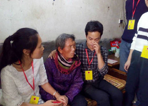 全国首个扶贫日:信阳红十字会爱心社在行动