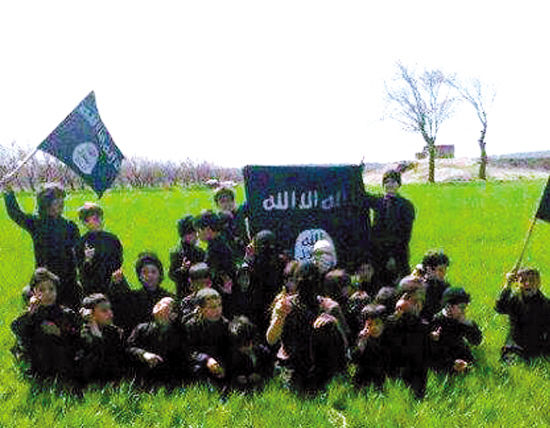 极端组织"伊斯兰国"最近发布一段视频,显示极端人员在训练营中对数十