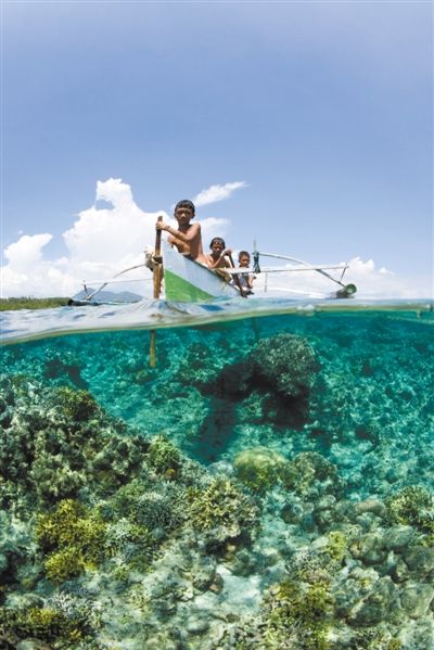 印尼苏拉威西岛海域划船的孩子.图/gettyimages