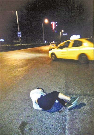 好险,凌晨他睡在马路中间 好棒,的哥为他站岗半小时